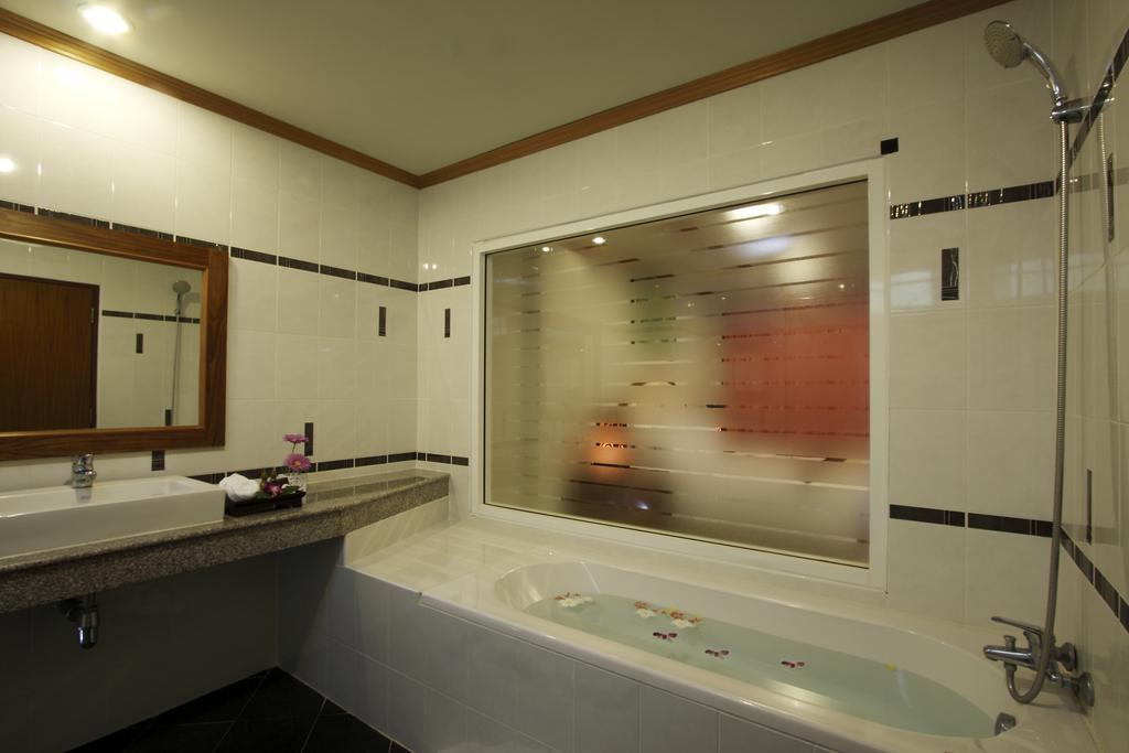 Blue Beach Club & Resort Patong Bilik gambar